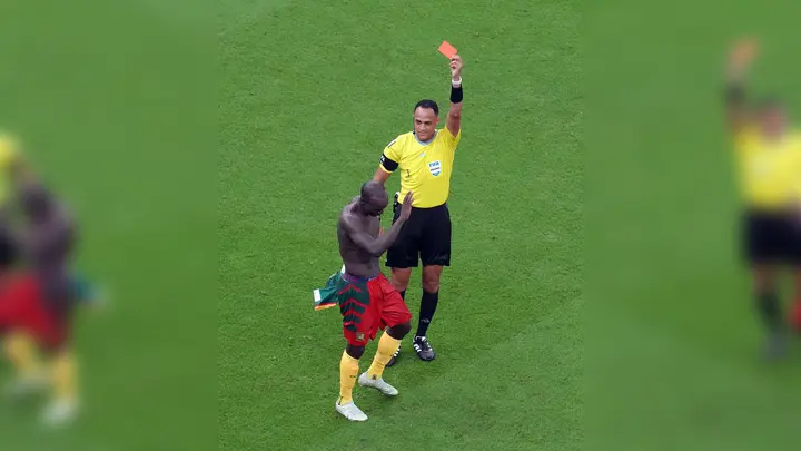 Schiedsrichter Ismail Eifath zeigt Kameruns bereits verwarntem Torschützen Vincent Aboubakar für das Trikotausziehen die Gelb-Rote Karte. (Foto: Nick Potts/PA Wire/dpa)