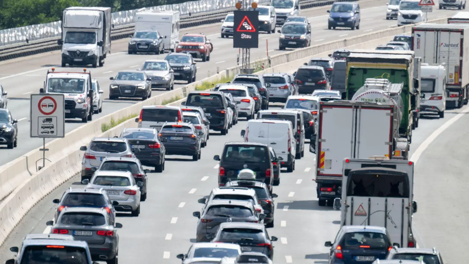 Herbstferien in Bayern: Am Freitag erwartet der ADAC die größte Staugefahr. (Archivbild) (Foto: Pia Bayer/dpa)