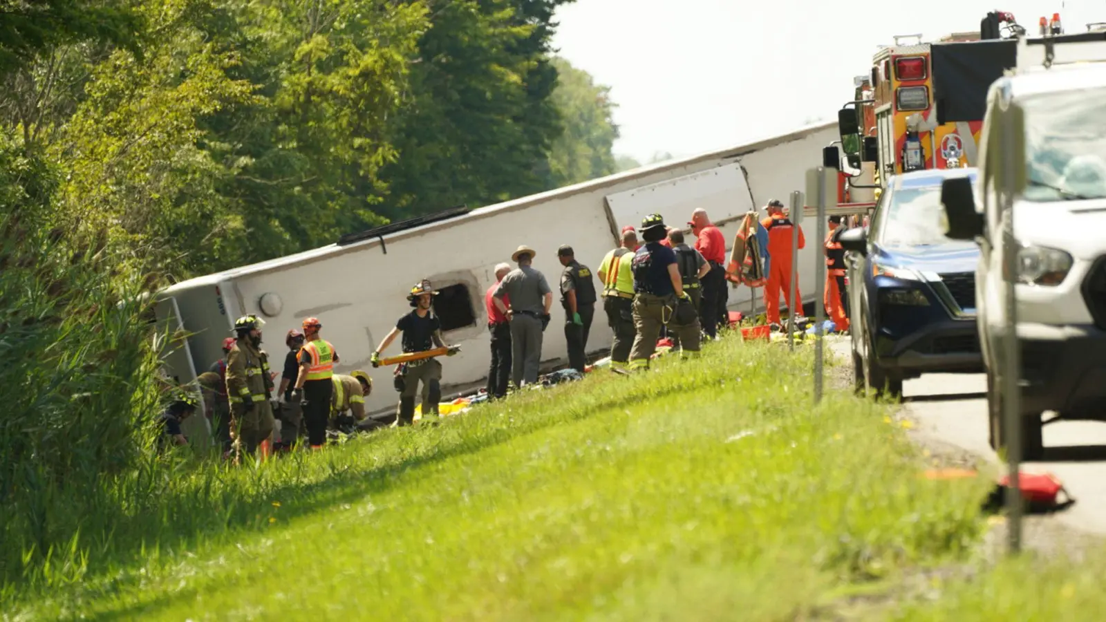 In dem Reisebus seien mehr als 50 Passagiere gewesen, darunter Frauen und Kinder, hieß es von der Polizei. (Foto: Libby March/Buffalo News/AP/dpa)