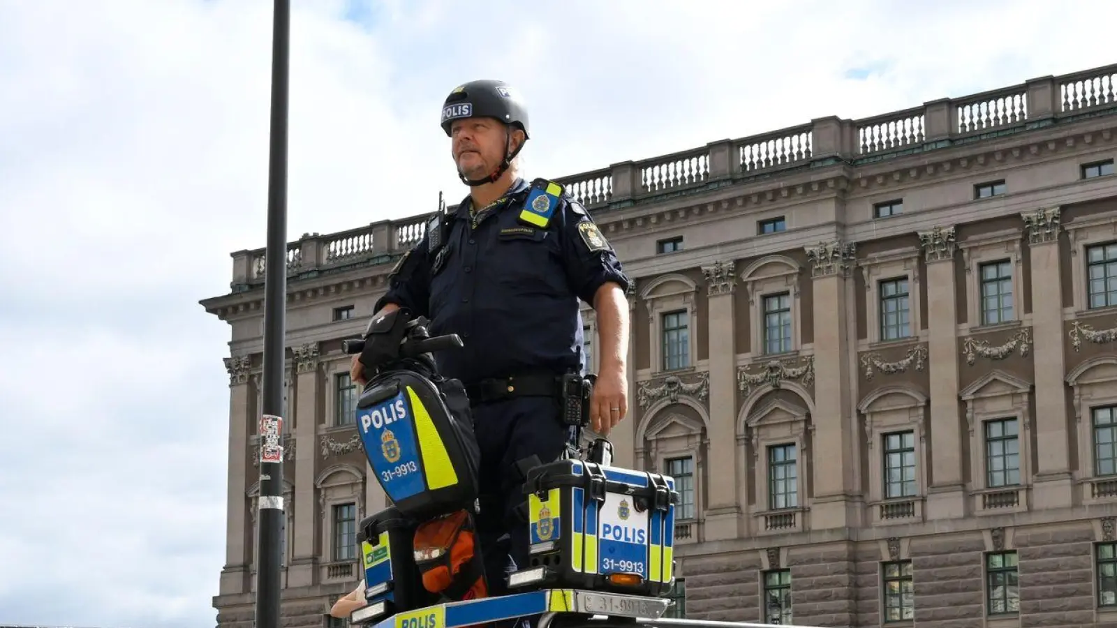 Ein Polizist patrouilliert vor dem schwedischen Parlament Riksdagen: Zwei mutmaßliche Islamisten hatten einen Anschlag auf das Gebäude geplant. (Foto: Fredrik Sandberg/TT News Agency/AP/dpa)