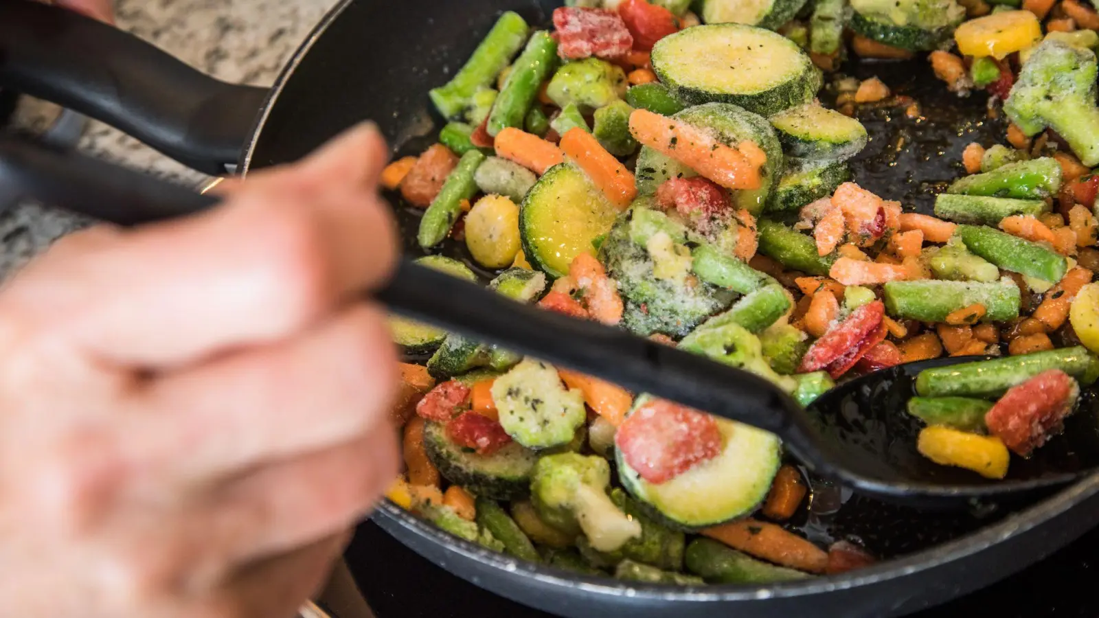 Sie bestellen gerne TK-Fertiggerichte? Dann sollten Sie darauf achten, dass bei der Übergabe die Ware zwischen –18 Grad und maximal –15 Grad kalt ist. (Foto: Christin Klose/dpa-tmn)