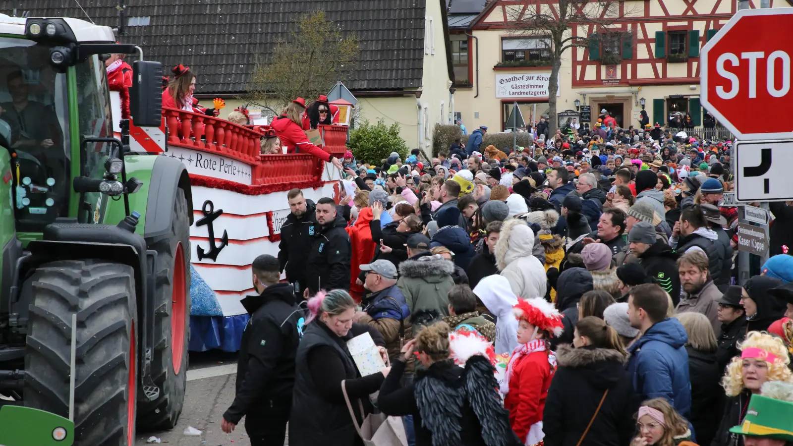 An die 20.000 Besucher kamen zum Faschingsumzug nach Mitteleschenbach. Die verschiedenen Wagen und Fußgruppen bereiteten den Besuchern offensichtlich viel Freude. (Foto: Alexander Biernoth)