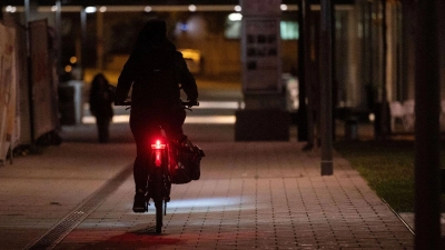 Am späten Sonntagabend war eine Radlerin in Dinkelsbühl ohne Licht unterwegs. Das war nicht das Einzige, was die Polizei bei einer Kontrolle beanstandete. (Symbolbild: Marijan Murat/dpa)