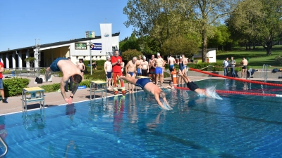 Christopher Stirling, Klaus Meier und Julian Lindner (von links) eröffneten mit einem Sprung ins 17 Grad kalte Wasser die Saison im Neustädter Waldbad. Danach „eroberten“ auch andere die Becken. (Foto: Ute Niephaus)