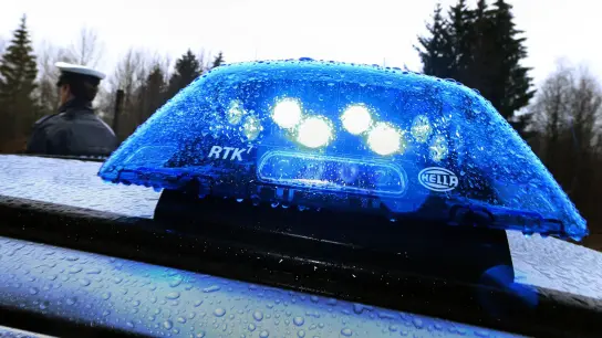 Ein Blaulicht leuchtet auf dem Dach eines Streifenwagens der Polizei. (Foto: Karl-Josef Hildenbrand/dpa/Symbolbild)