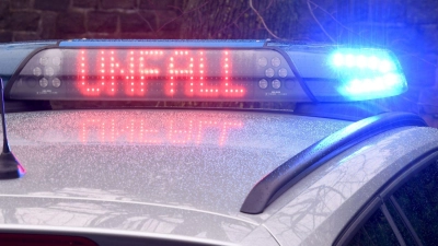 Bei einem Unfall in Katterbach bei Ansbach entstand ein Sachschaden von 40.000 Euro. (Symbolbild: Carsten Rehder/dpa)