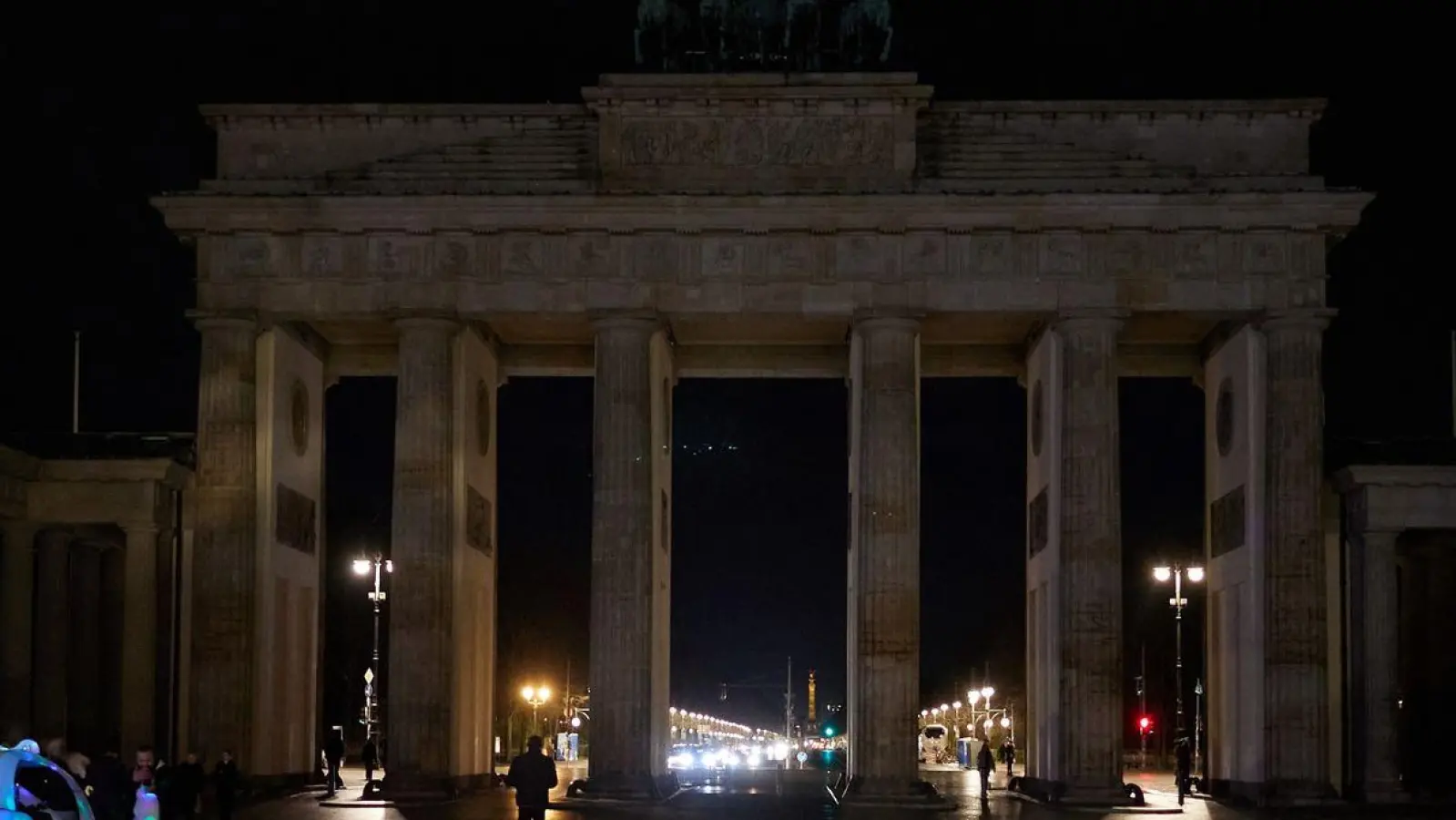 Berlin beteiligt sich an der weltweiten Aktion „Earth Hour“ und schaltet das Licht am Brandenburger Tor aus. (Foto: Joerg Carstensen/dpa)