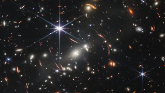 Bei der Aufnahme handelt es sich laut Nasa um die „tiefste und schärfste bislang aufgenommene Infrarot-Sicht auf das Universum“. (Foto: Space Telescope Science Institut/NASA/ESA/CSA/dpa)