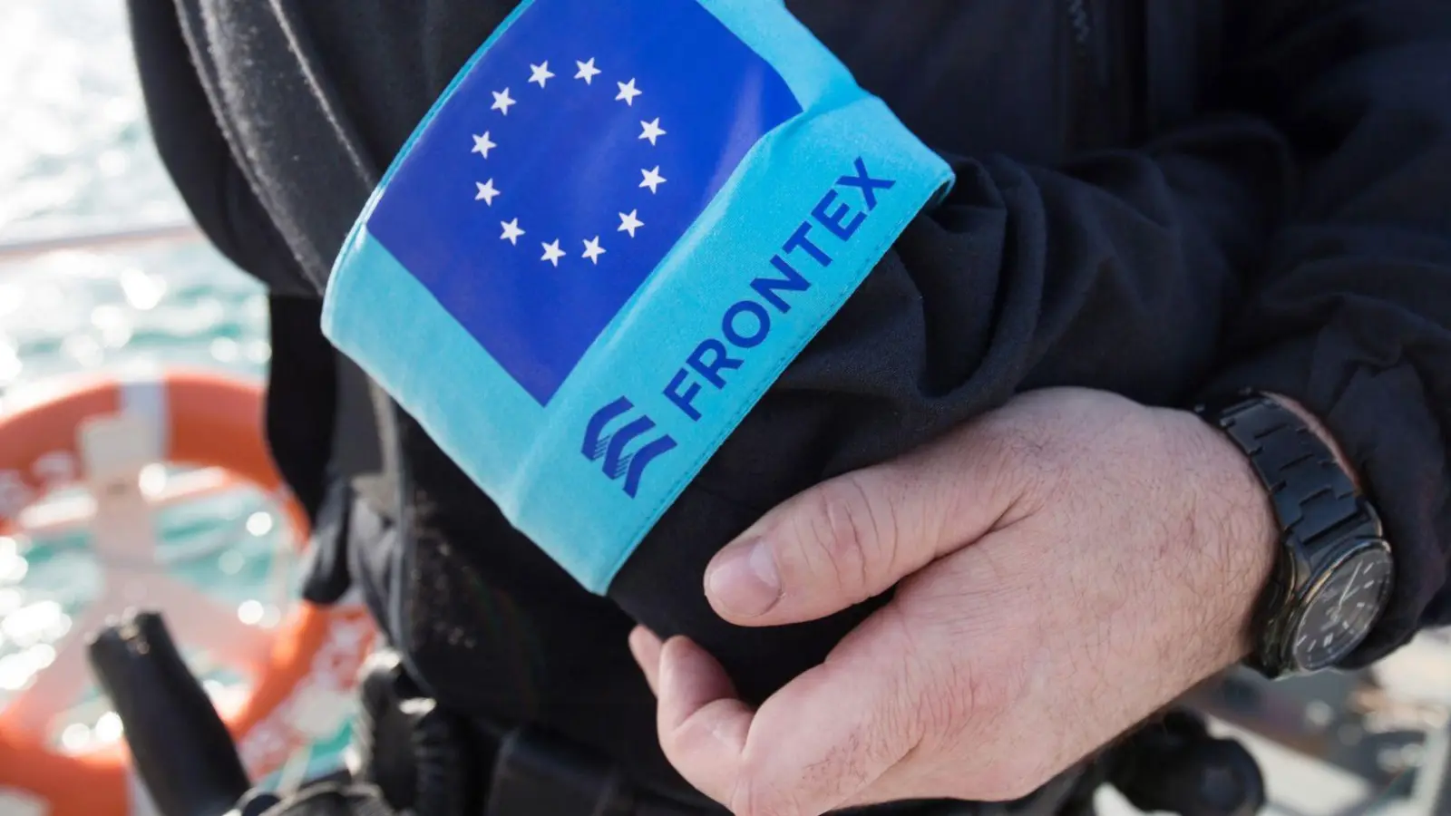 Die europäische Grenzschutzagentur Frontex sieht sich mit Schadenersatzklagen von Schutzsuchenden konfrontiert. (Archivbild) (Foto: Christian Charisius/dpa)