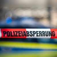 Einsatzkräfte sperren Straßen nach dem Fund einer amerikanischen Weltkriegsbombe in Neuburg an der Donau ab. (Symbolbild) (Foto: David Inderlied/dpa)