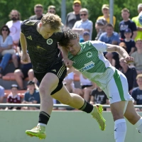 Niklas Seefried (in Schwarz) ist hier vor dem Fürther Marlon Fries am Ball und trifft zum 1:0 für Ansbach. (Foto: Martin Rügner)