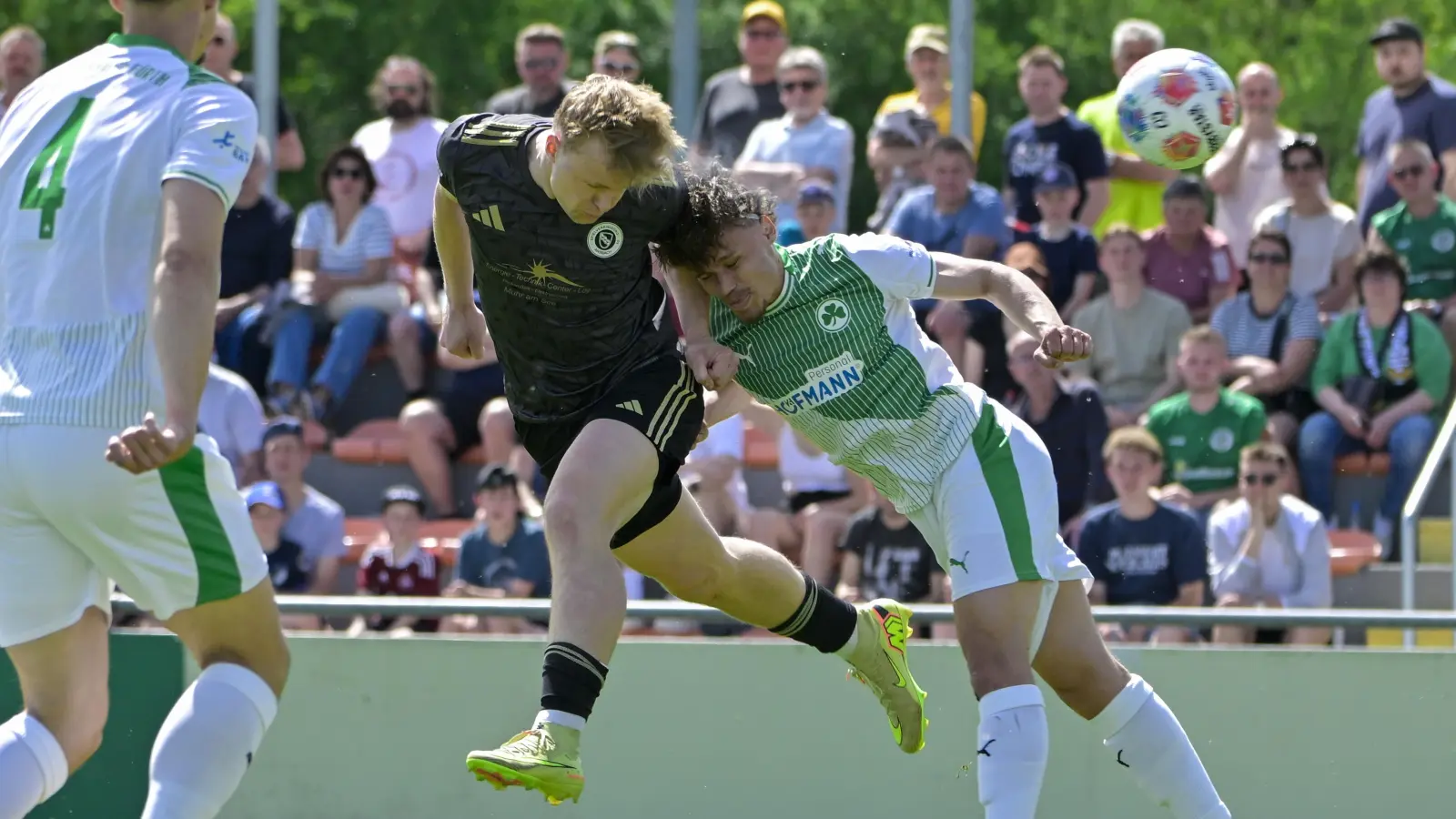 Niklas Seefried (in Schwarz) ist hier vor dem Fürther Marlon Fries am Ball und trifft zum 1:0 für Ansbach. (Foto: Martin Rügner)