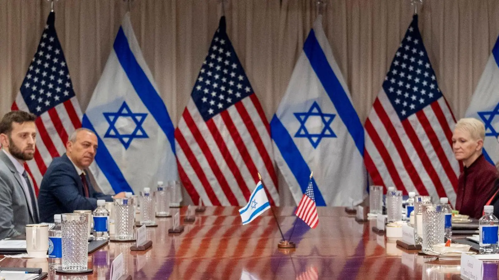 „Ein direkter iranischer Angriff wird eine angemessene israelische Antwort gegen den Iran erfordern“, sagte der israelische Verteidigungsminister Joav Galant (l) in einem Gespräch mit seinem US-Kollegen Lloyd Austin (r). (Foto: Jacquelyn Martin/AP/dpa)