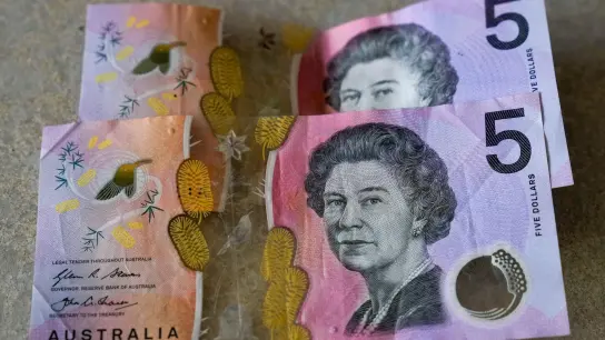 Das Porträt der Monarchin wird seit 1992 auf die Banknoten gedruckt. (Foto: Mark Baker/AP/dpa)