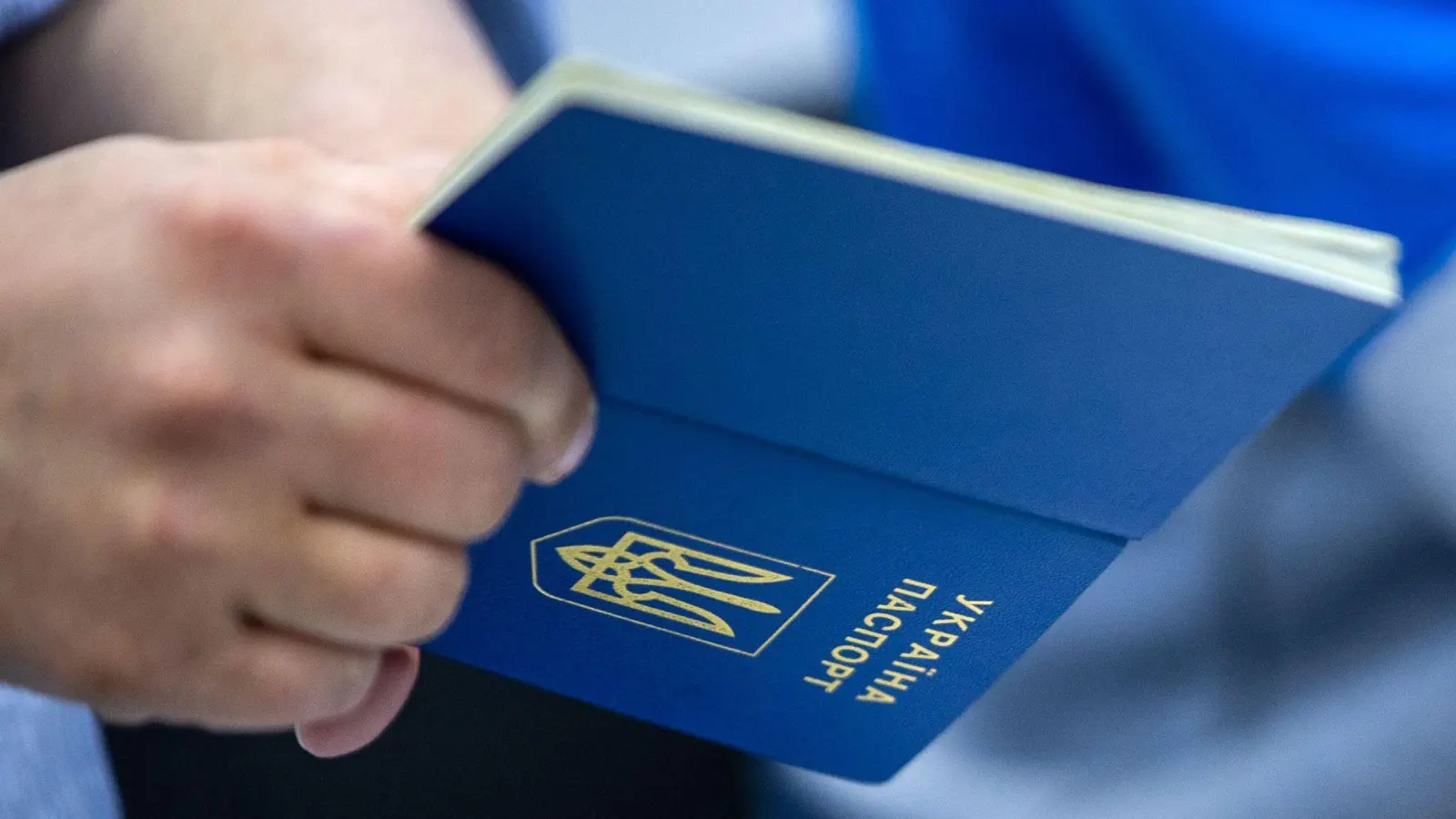 Ein Kriegsflüchtling mit einem ukrainischen Reisepass: Schätzungen zufolge sind derzeit rund eine Million Menschen aus der Ukraine in Deutschland. (Foto: Jens Büttner/dpa)