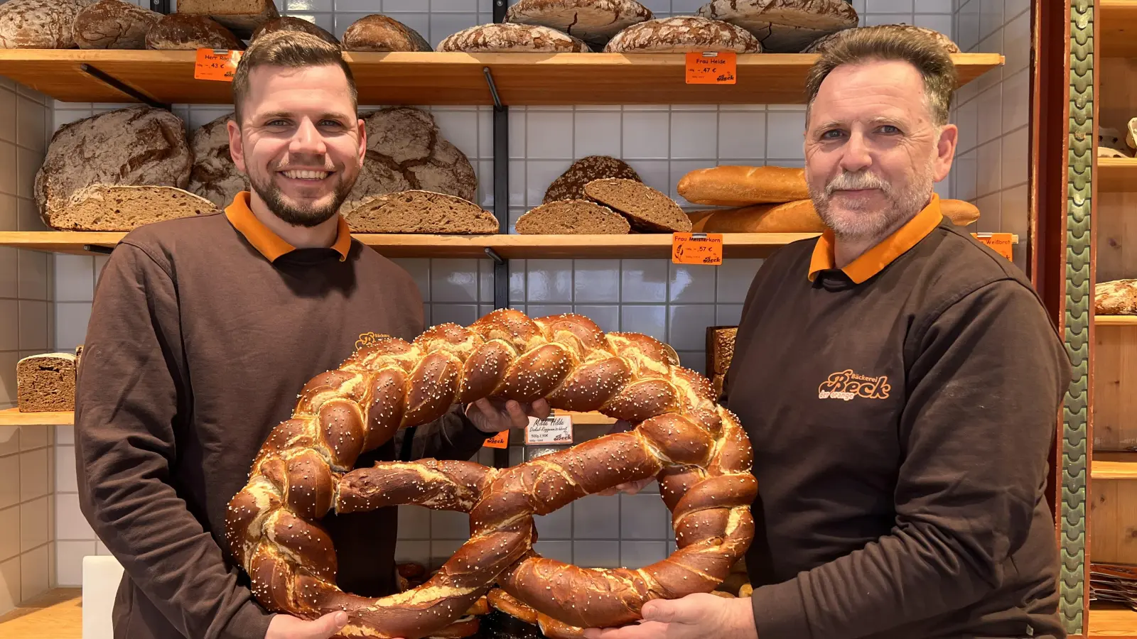 Nachfolge in der Familie: Hermann Beck (rechts) hat sein Lebenswerk in vertraute Hände abgegeben. Sein jüngster Sohn Andreas leitet jetzt die Geschicke der Bäckerei. (Foto: Anica Krauß)