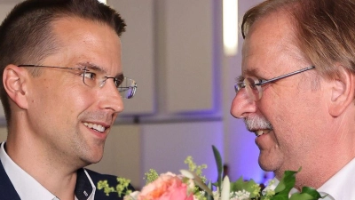 Christoph Kern (l) löste Rainer Koch 2022 als BFV-Präsident ab. Auf dem Verbandstag in Bad Gögging wurde er wiedergewählt. (Archivbild) (Foto: Alexandra Beier/Bayerischer Fußball-Verband (BFV)/dpa)