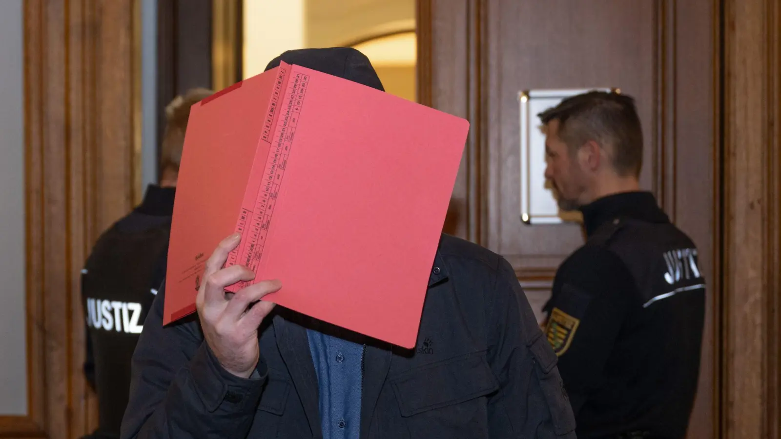 Ein Angeklagter im Prozess um den sogenannten „Kinderzimmer-Dealer“ im Landgericht Leipzig. (Foto: Hendrik Schmidt/dpa)