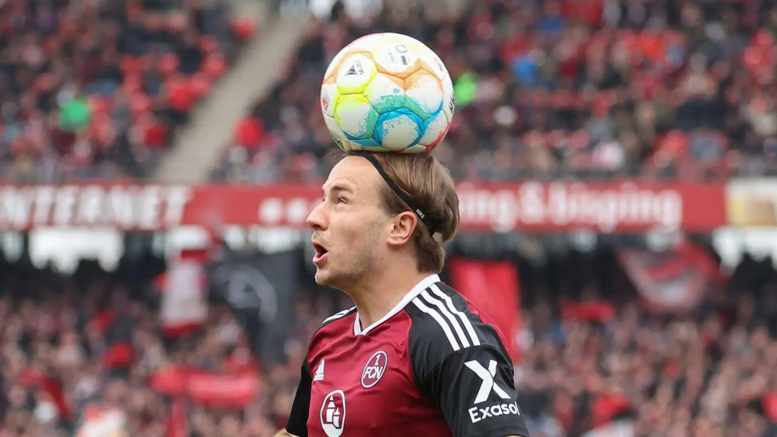 Der Nürnberger Felix Lohkemper spielt den Ball. (Foto: Daniel Karmann/dpa)