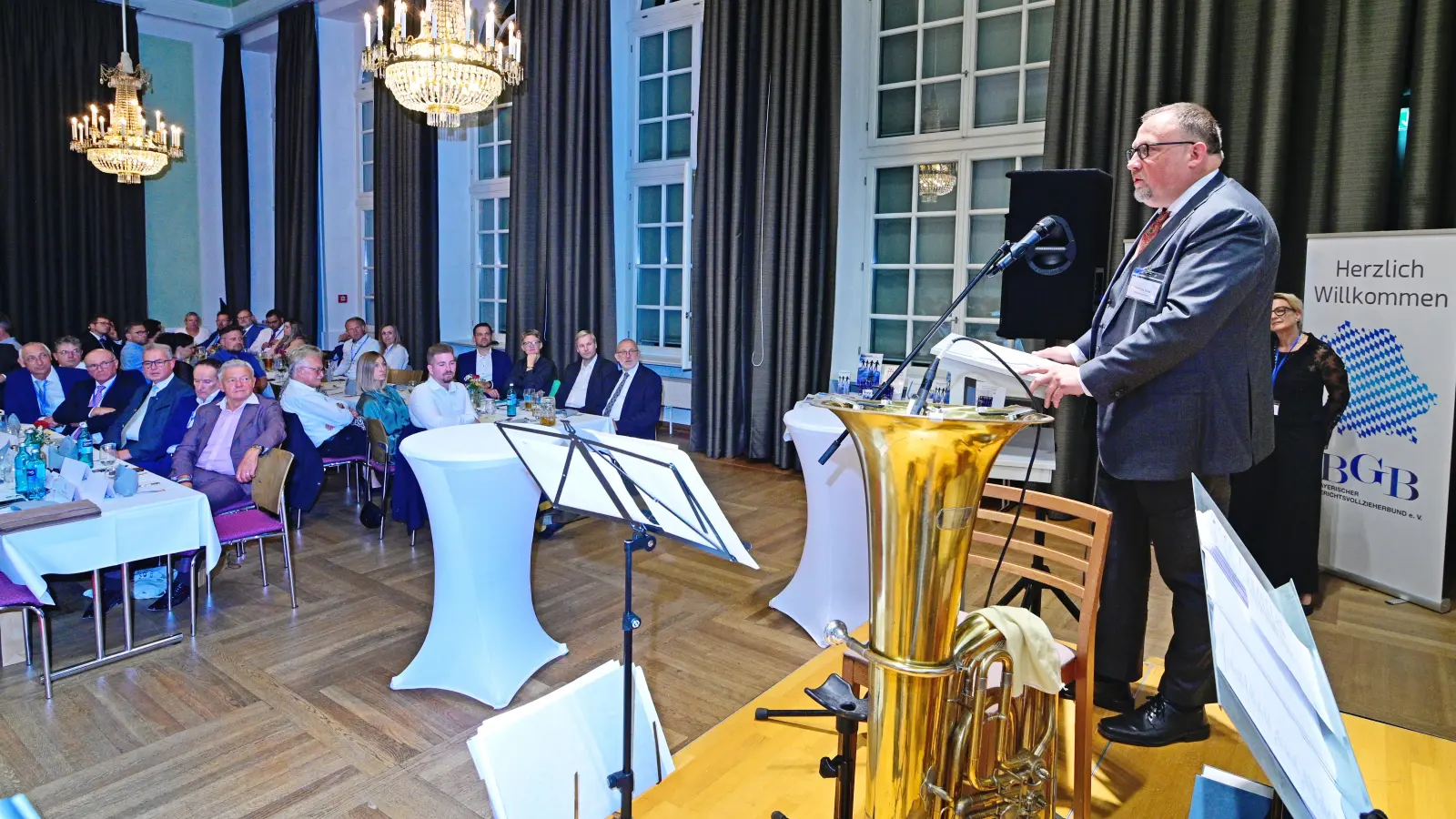 Matthias Boek (am Rednerpult), Vorsitzender des Deutschen Gerichtsvollzieherbundes, kritisierte beim Festabend rund um den Kongress in Ansbach die „bayerische „Mir-san-mir“-Mentalität.  (Foto: Jim Albright)