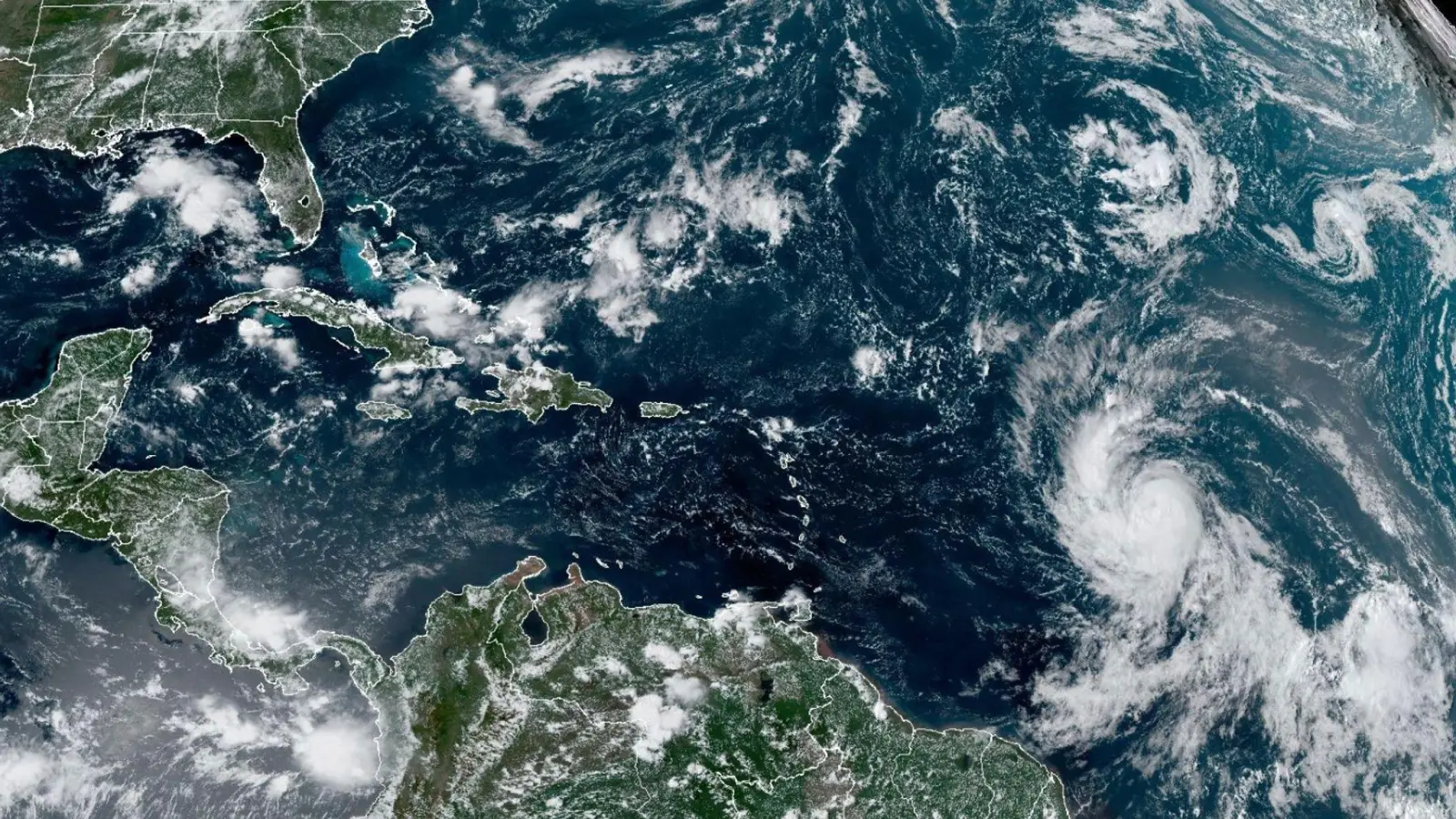 Der Tropensturm „Lee“ ist zum Hurrikan hochgestuft worden. (Foto: Uncredited/NOAA/AP/dpa)