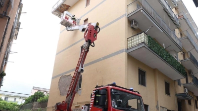 Von einem Hubwagen aus inspiziert ein Feuerwehrmann Schäden an einem Gebäude. (Foto: Napolipress/IPA via ZUMA Press/dpa)
