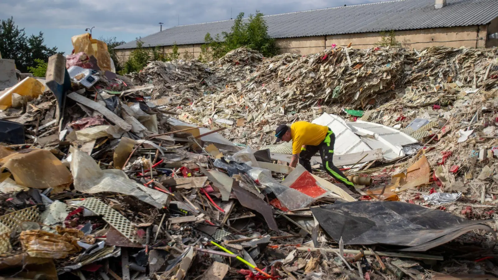 Vor dem Landgericht Weiden hat der Prozess um illegal in Tschechien abgeladenen Müll aus Bayern begonnen. (Archivbild) (Foto: Pryèek Vladimír/CTK/dpa)