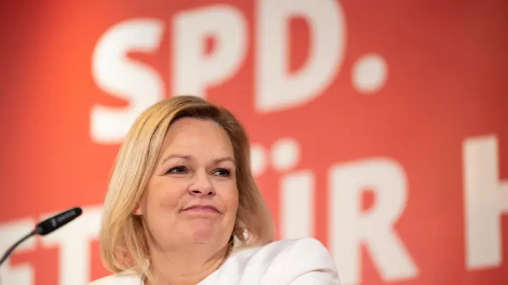 Innenministerin Nancy Faeser(SPD) steht als erste Frau in der Geschichte der Bundesrepublik an der Spitze des Bundesinnenministeriums. (Foto: Hannes P. Albert/dpa)