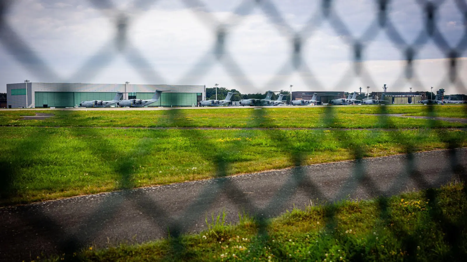 Deutsche werden von der Bundeswehr aus Israel ausgeflogen. (Foto: Moritz Frankenberg/dpa)