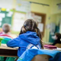 Kinder lernen Konzentration, Impulskontrolle und Frustrationstoleranz nicht durch bloße Erklärungen. Sie lernen vor allem durch gemachte Erfahrungen - und die Vorbildrolle der Eltern. (Foto: Marcel Kusch/dpa/dpa-tmn)