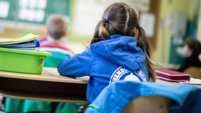 Kinder lernen Konzentration, Impulskontrolle und Frustrationstoleranz nicht durch bloße Erklärungen. Sie lernen vor allem durch gemachte Erfahrungen - und die Vorbildrolle der Eltern. (Foto: Marcel Kusch/dpa/dpa-tmn)
