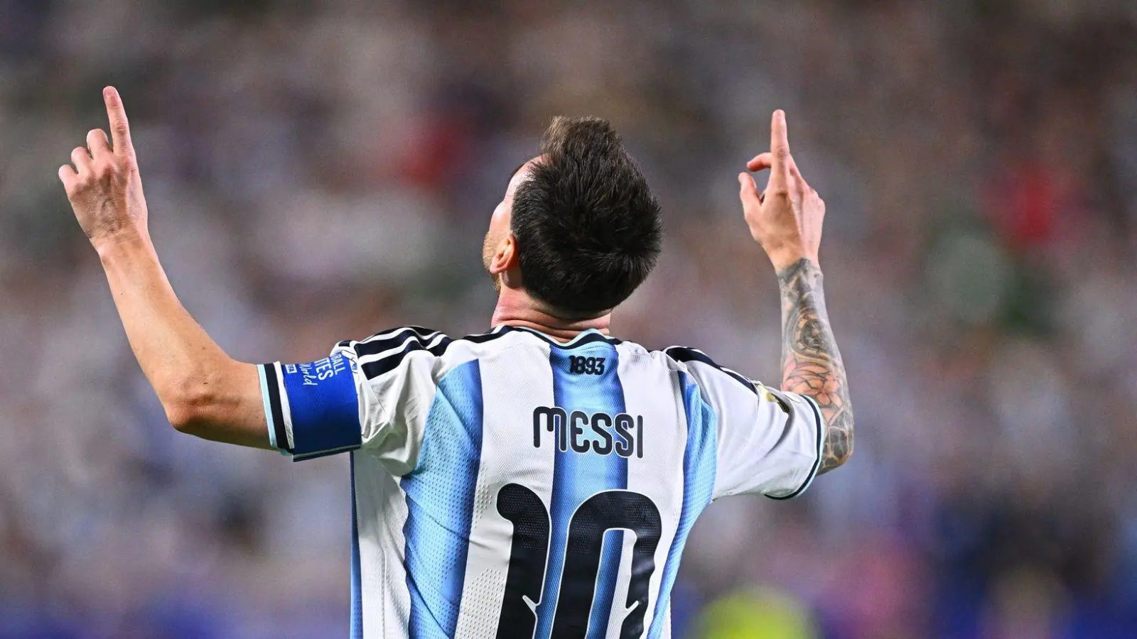 Lionel Messi trumpft wie ein Fußball-Gott auf. (Foto: Tom Weller/dpa)