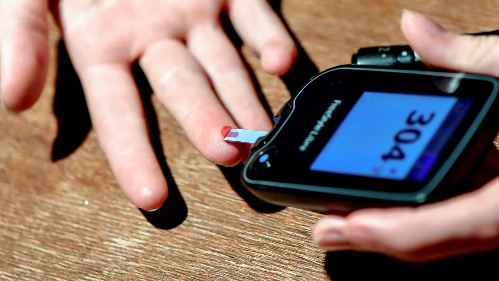 Das richtige Timing von Messung und Insulingabe kann bei Reisen entscheidend sein.  (Foto: Jens Kalaene/dpa-Zentralbild/dpa-tmn)