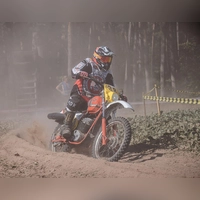 Uwe Haßler aus Neustadt – ein Fahrer vom MSC Aischgrund mit einer historischen KTM –, der sich durch Staub und Spurrillen gleichermaßen kämpft. (Foto: Bernd Loistl)