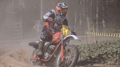 Uwe Haßler aus Neustadt – ein Fahrer vom MSC Aischgrund mit einer historischen KTM –, der sich durch Staub und Spurrillen gleichermaßen kämpft. (Foto: Bernd Loistl)