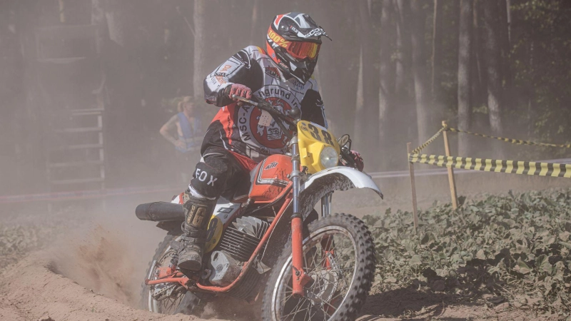 Uwe Haßler aus Neustadt – ein Fahrer vom MSC Aischgrund mit einer historischen KTM –, der sich durch Staub und Spurrillen gleichermaßen kämpft. (Foto: Bernd Loistl)