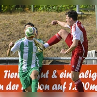 Während anderswo noch Urlaubsstimmung herrscht, läuft die Amateurfußballsaison auf Hochtouren. Hier sind die Bezirksligaspieler Marco Wegert (Spfr Dinkelsbühl, rechts) und Stefan Bauer (FV Uffenheim) in Aktion. (Foto: Martin Rügner)