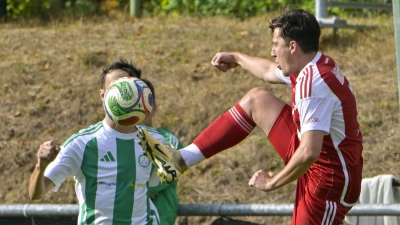 Während anderswo noch Urlaubsstimmung herrscht, läuft die Amateurfußballsaison auf Hochtouren. Hier sind die Bezirksligaspieler Marco Wegert (Spfr Dinkelsbühl, rechts) und Stefan Bauer (FV Uffenheim) in Aktion. (Foto: Martin Rügner)