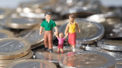 Eltern kleiner Kinder müssen in Bayern jetzt mit weniger Geld zurechtkommen (Symbolbild). (Foto: Marc Müller/dpa)