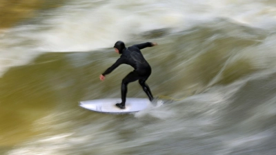 Die Surferinnen und Surfer auf der Eisbachwelle zählen inzwischen als Attraktion in München. (Archivbild) (Foto: Malin Wunderlich/dpa)