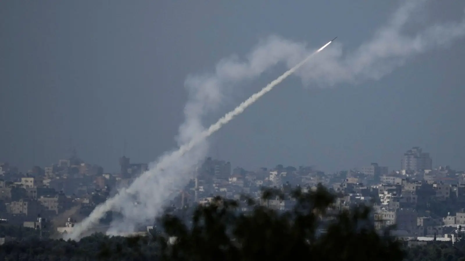 Raketen werden aus dem Gazastreifen auf Israel abgefeuert. (Foto: Leo Correa/AP/dpa)