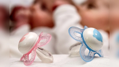 Rosa und blaue Nuckel für ein Mädchen und einen Jungen (Foto: picture alliance / Patrick Pleul/dpa-Zentralbild/dpa)