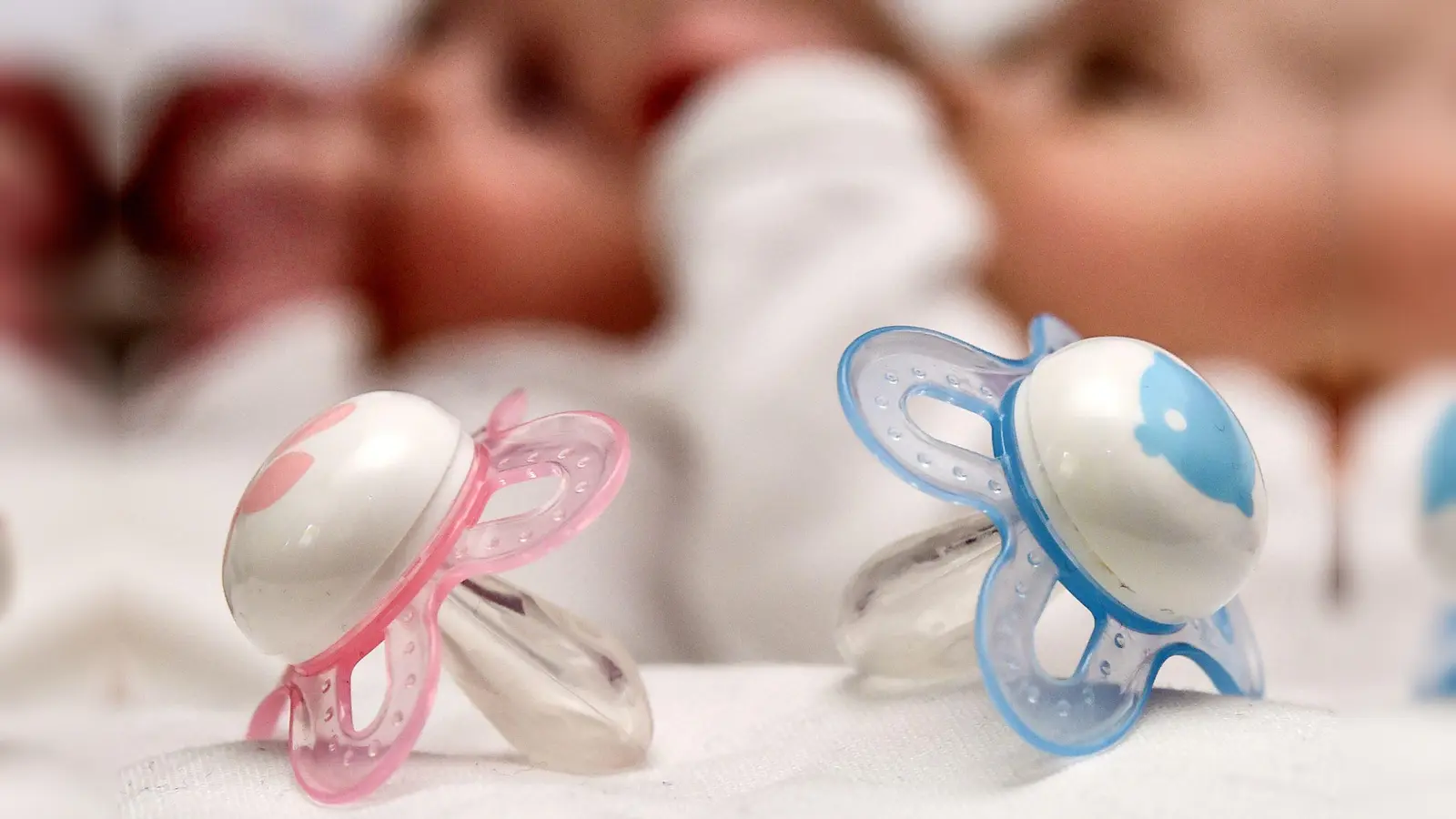 Rosa und blaue Nuckel für ein Mädchen und einen Jungen (Foto: picture alliance / Patrick Pleul/dpa-Zentralbild/dpa)
