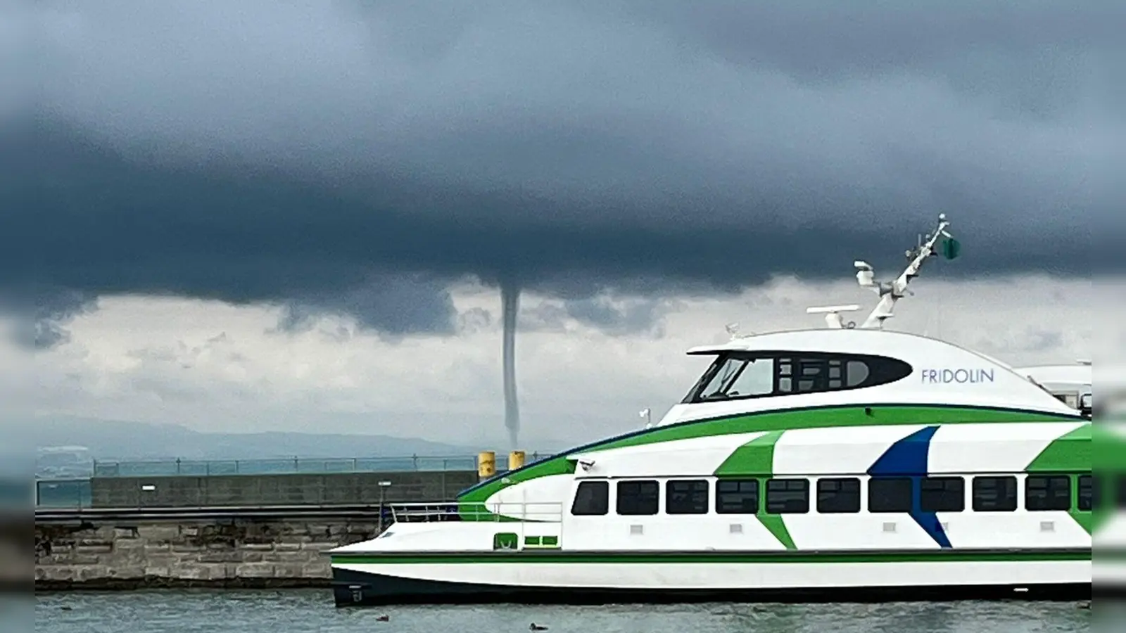 Die Wasserhose war nach Angaben des Deutschen Wetterdienstes etwa eine Stunde zu sehen.  (Foto: Katamaran-Reederei Bodensee/dpa)