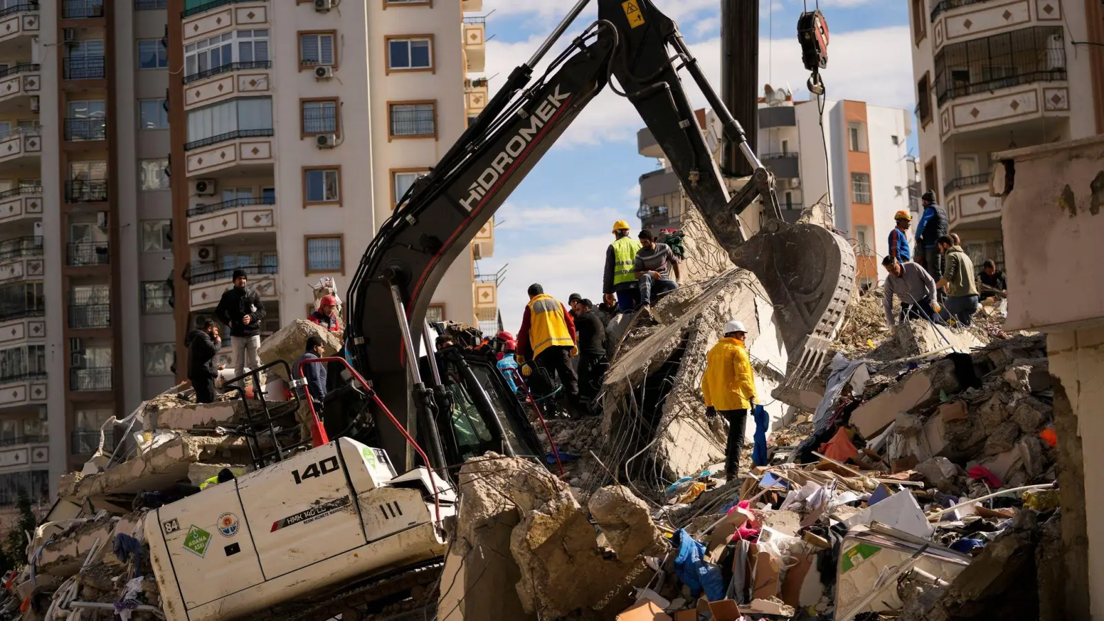 Mitglieder eines Rettungsteams suchen in einem zerstörten Gebäude im türkischen Adana nach Überlebenden. (Foto: Francisco Seco/AP/dpa)