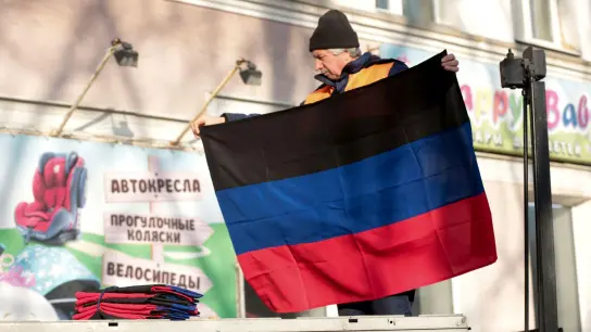 Eine Flagge der international nicht anerkannten Volksrepublik Donezk - die Region soll per Referendum über einen Beitritt zu Russland abstimmen. (Foto: Alexei Alexandrov/AP/dpa)
