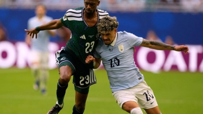 Das Spiel zwischen Uruguay und Saudi-Arabien war hart umkämpft. (Foto: Rebecca Blackwell/AP/dpa)