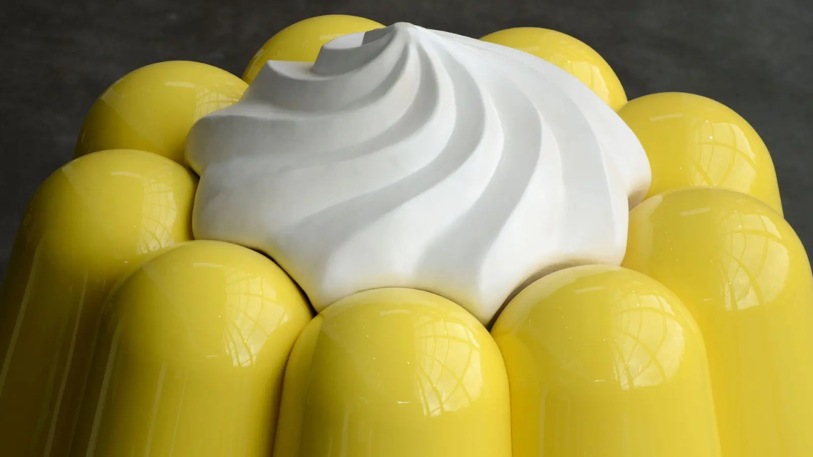 Gen Z bricht beim Puddingessen mit Konventionen: Statt eines Löffels benutzen sie eine Gabel. (Symbolbild) (Foto: Caroline Seidel/dpa)