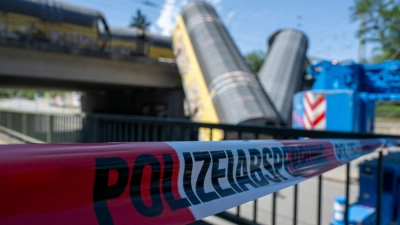 Zwei Waggons sind in München von einer Brücke gestürzt. (Foto: Stefan Puchner/dpa)