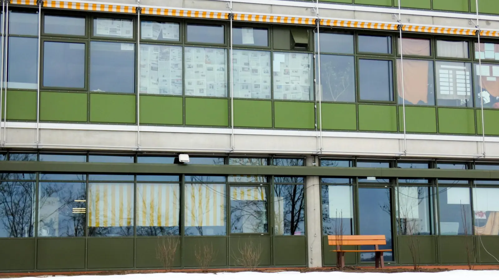Aktuell funktioniert der Sonnenschutz an der Mittelschule nicht. Zeitungen und Stoffe wurden deshalb als Blendschutz in die Fenster geklebt. (Foto: Karl-Heinz Gisbertz)
